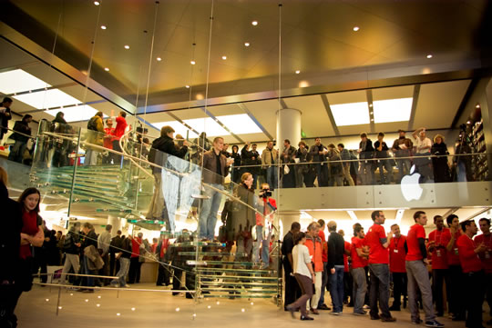 Ouverture de l'Apple Store du Louvre - Paris.