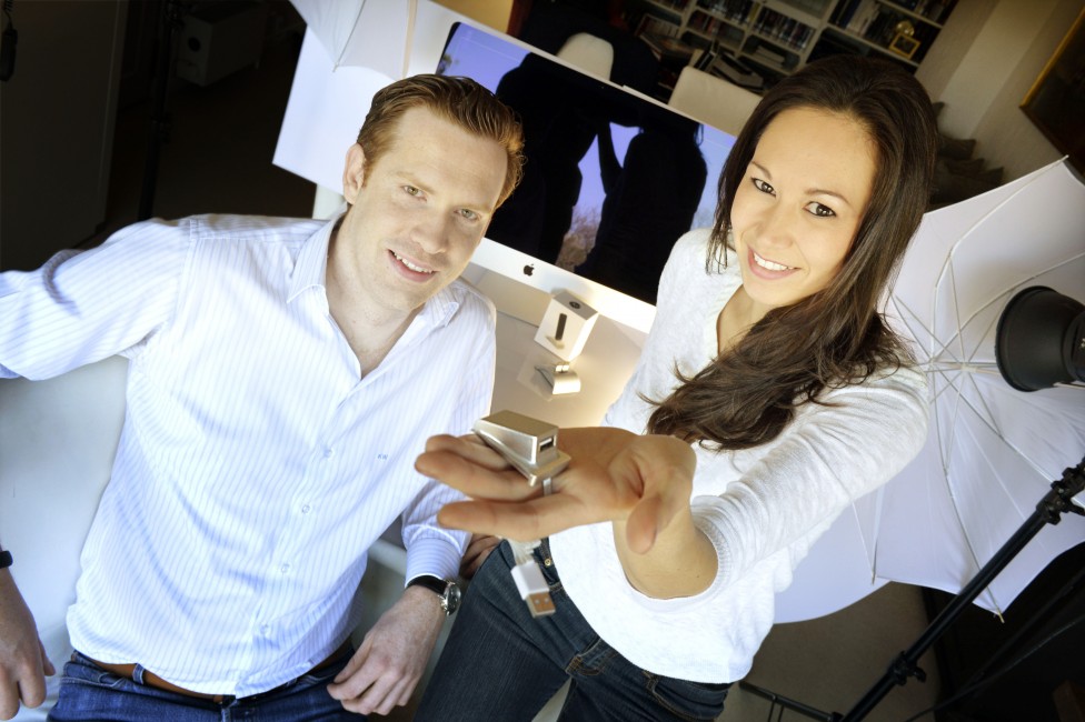 Nathalie De Clerq et Kevin Wippermann développent des accessoires Apple dans le cadre de leur projet "Kikstarter" Photo: Sylvain Piraux pour LESOIR
