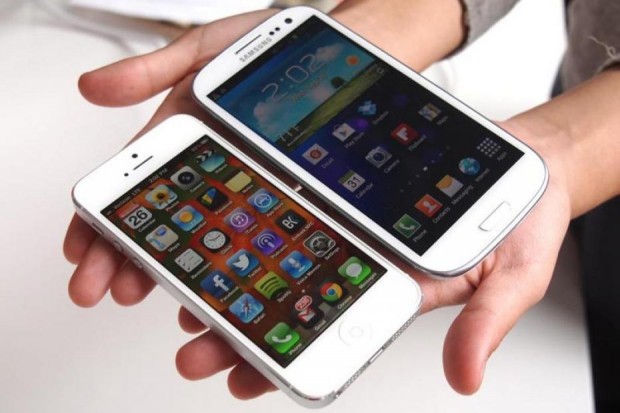 l-iphone-5-et-le-samsung-galaxy-s3-en-blanc