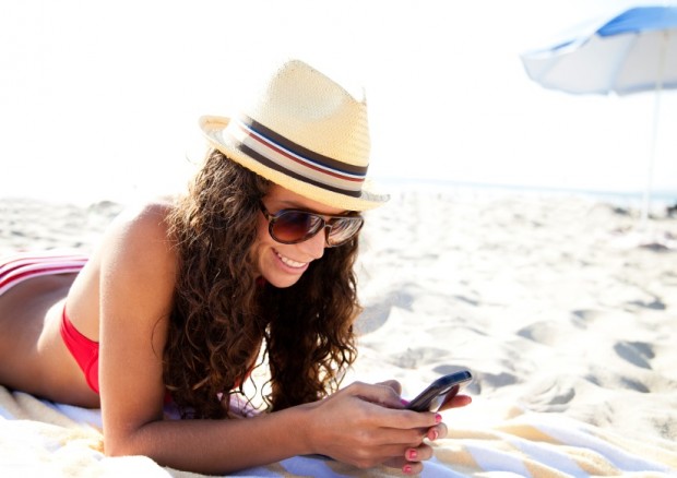smartphone-at-the-beach