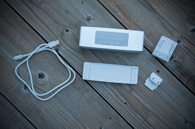 Le packing comprend l'enceinte SoudnLink Mini II, un câble d'alimentation USB/Mini-USB, le socle de recharge et un adaptateur secteur doté d'une prise européenne - Crédit photo : AC / Le Soir