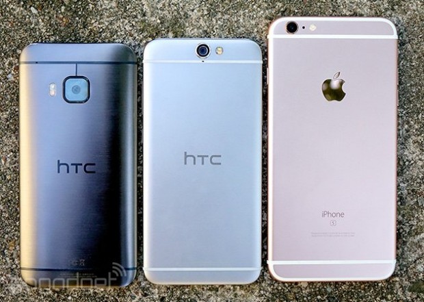 Le HTC M7 à gauche, le M9 au centre et l'iPhone 6s Plus à droite. - © DR