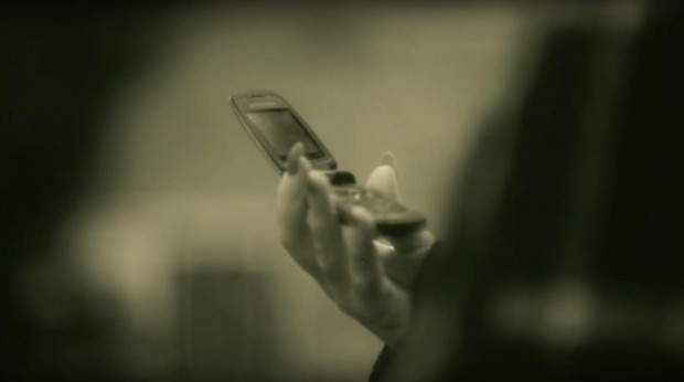 Apple était peut-être simplement vexée de voir ce téléphone dans le clip, plutôt qu'un iPhone.  © DR