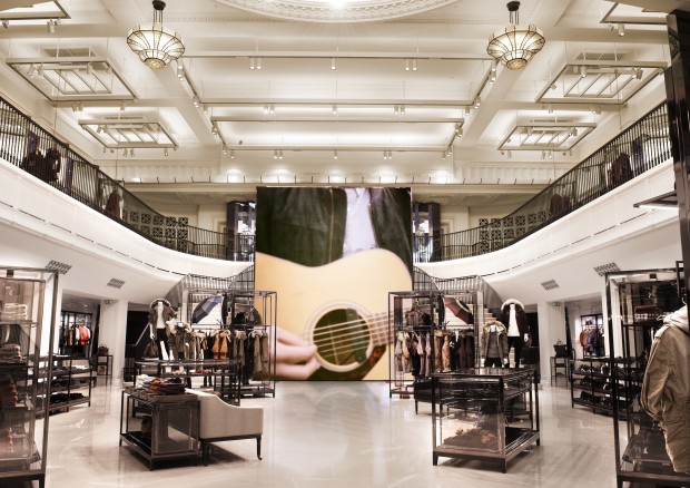 Un magasin Burberry à Londres. Il y a comme un air de famille. - © DR