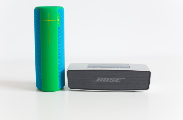 L'UE BOOM 2 à gauche, la Bose Soundlink Mini à droite. - © DR