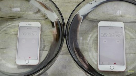 Un test d'étanchéité de l'iPhone 6s. - © DR
