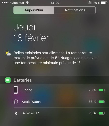On peut voir le niveau de la batterie dans la barre de statut, avec le logo du Bluetooth, et également dans le centre de notification. - © Arnaud Laurent