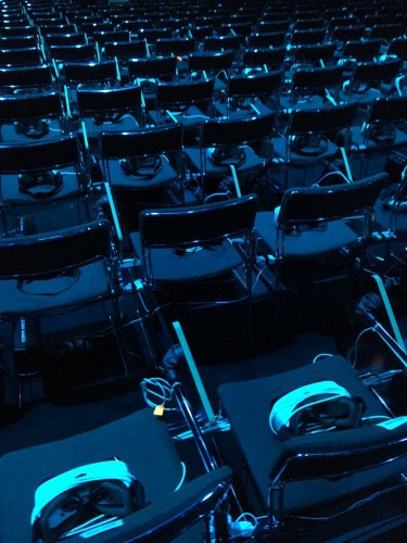 Samsung avait placé un casque VR sur chaque siège pour sa conférence de presse. - © numerama