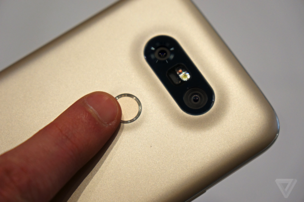 Le double capteur photo et le capteur d'empreinte digitale au dos. - © the verge