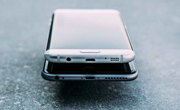 La tranche inférieur, parfaitement alignée chez Apple, un peu plus hasardeuse chez Samsung. - © DR
