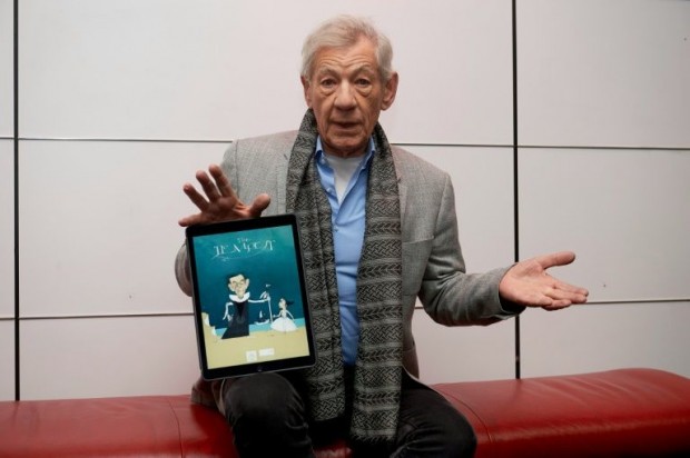 L'acteur britannique Ian McKellen présente l'application pour lire et écouter Shakespeare, à Londres le 22 avril 2016. Crédit photo: AFP