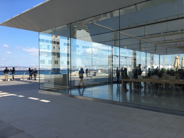 La boutique de Marseille et sa vue sur le Port. - © DR