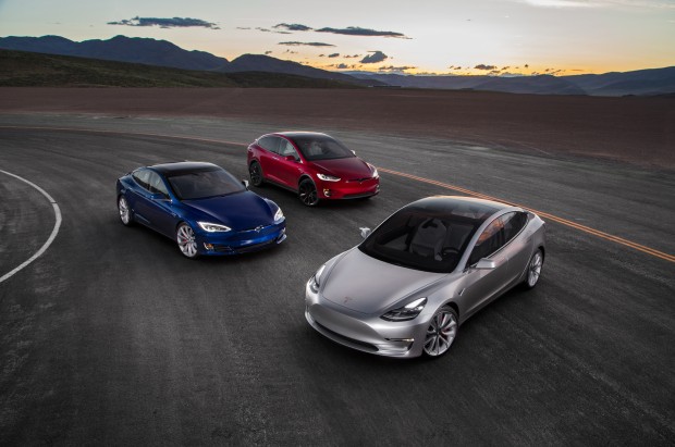 Le Model S à gauche, le modèle classique, c'est le premier a être sorti, il est vendu autour des 80 000$. Le Model X derrière, vendu autour des 100 000$. Le Model 3 à l'avant plan, sera vendu autour des 35 000$. - © DR