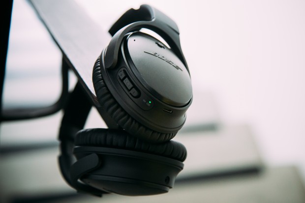 Les boutons en bas du casque, avec le contrôle du volume, le port mini-USB pour la recharge et le port jack "de secours". - © A.L. - Le Soir