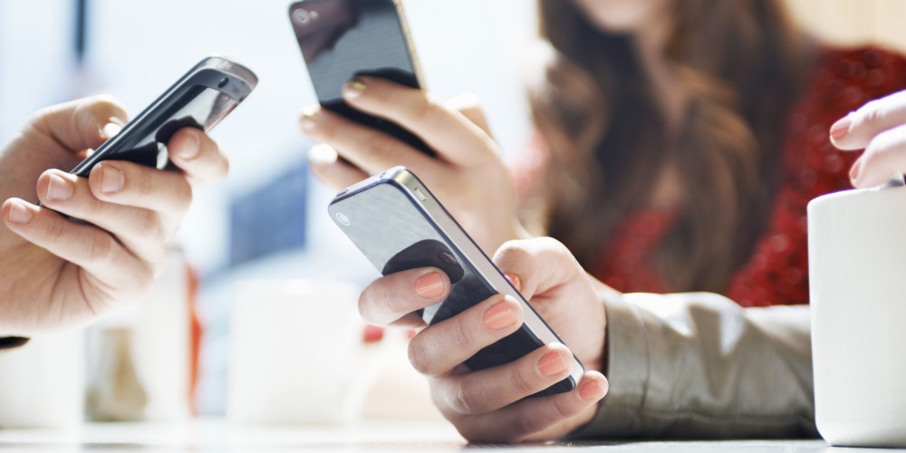 o-SMARTPHONE-facebook