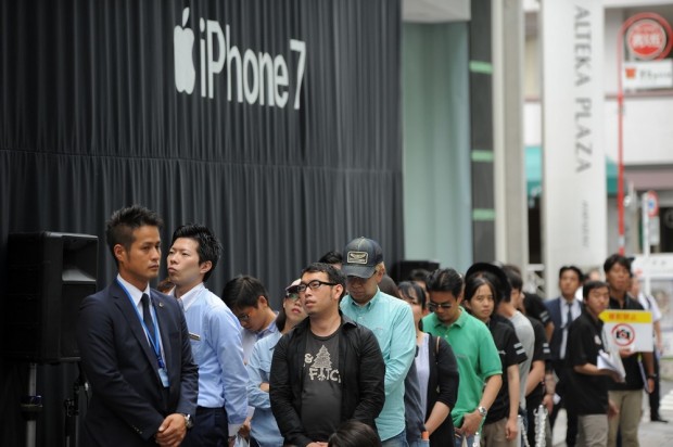 A Tokyo, les acheteurs faisaient la file très tôt pour repartir avec un iPhone 7 - crédit photo : AFP