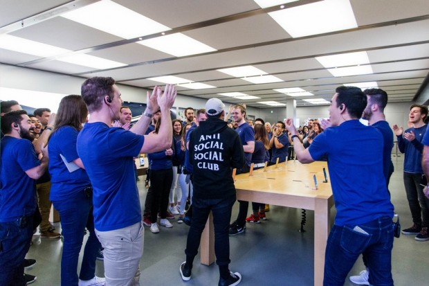 Comme toujours, les acheteurs ont été accueillis sous les applaudissements des employés d'Apple - crédit photo : AFP
