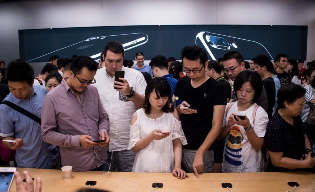 Les acheteurs se sont rués pour tester les nouvelles fonctionnalités de l'iPhone 7 - Crédit photo : AFP