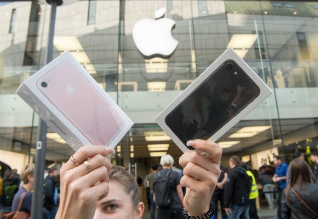 Sales of iPhone 7 begin