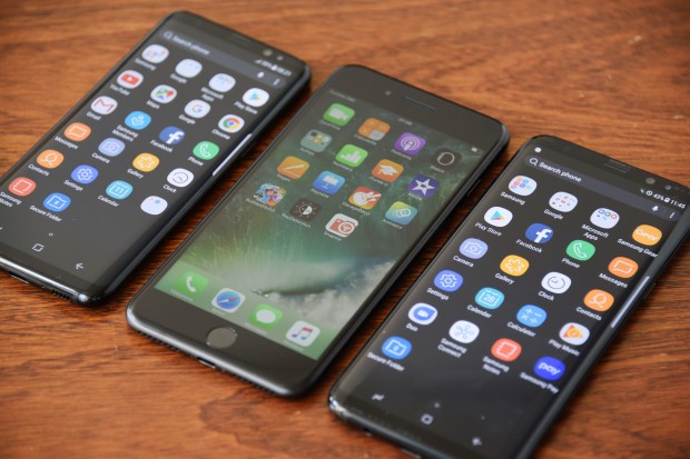 De gauche à droite : le Galaxy S8, l'iPhone 7 Plus et le Galaxy S8 Plus - crédit photo : E.F.