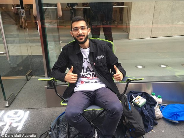 442E2AAC00000578-4875218-Mazen_Kourouche_pictured_outside_the_Apple_store_on_George_Stree-a-1_1505272661960