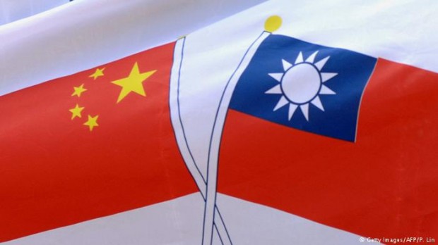 Le drapeau chinois et le drapeau taïwanais. Crédit Photo : AFP