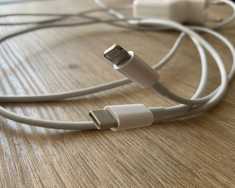 Un câble USB-C et un câble Lightning entrelacés